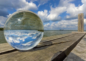 Kugelwelt am Steg von Rolf Fischer