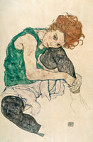 Sitzende Frau mit hochgezogenem Knie